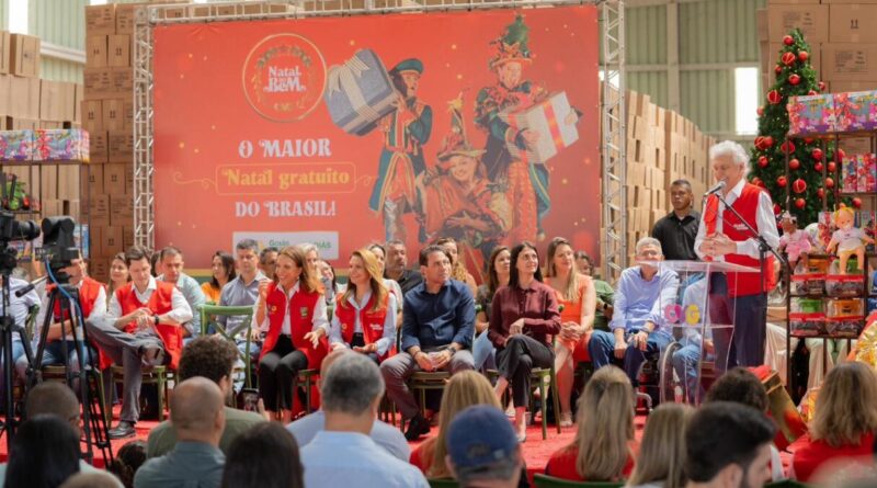 Caiado e Gracinha em cerimônia de entrega dos brinquedos às prefeituras: 665 mil serão distribuídos às crianças carentes de Goiás (Foto: André Saddi, Wesley Costa e Diego Canedo)