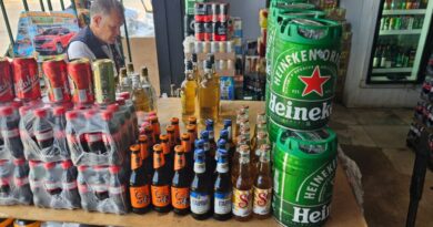 Foram descartados mais de 800 litros de bebidas com validade expirada ou sem registro no Mapa (Foto: Procon Goiás)