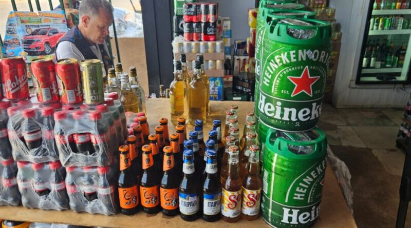 Foram descartados mais de 800 litros de bebidas com validade expirada ou sem registro no Mapa (Foto: Procon Goiás)