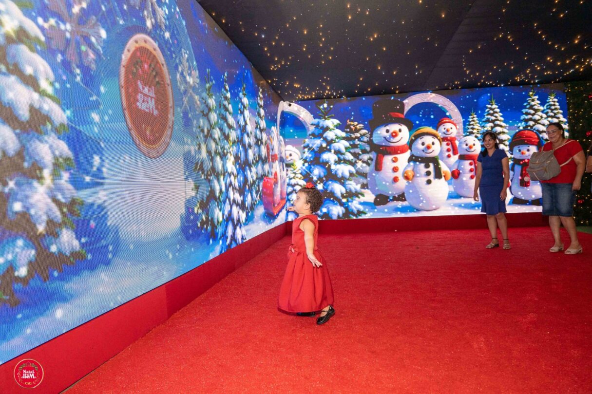 Visitantes atravessam o novo Túnel de LED, atração inédita que conta a história do menino Nicolau, futuro Papai Noel (Foto: Diego Canedo)