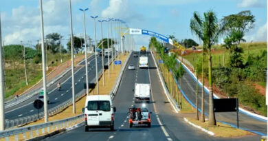 Motoristas que circulam pelas rodovias goianas deverão seguir novas regras para o uso do farol baixo, com exigências distintas conforme o tipo de pista. Foto: Divulgação/Agetop
