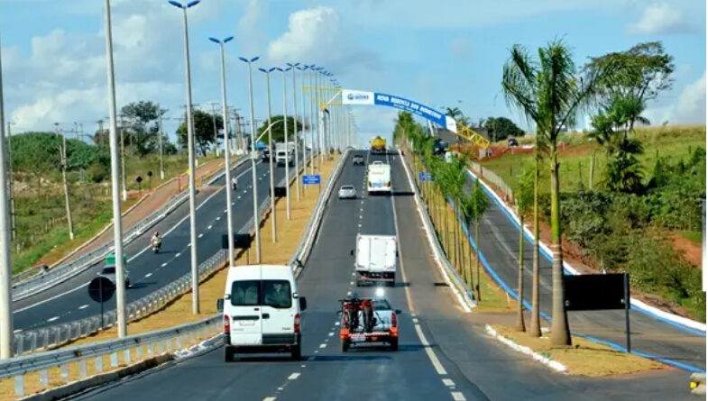 Motoristas que circulam pelas rodovias goianas deverão seguir novas regras para o uso do farol baixo, com exigências distintas conforme o tipo de pista. Foto: Divulgação/Agetop