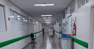 Foto de um dos corredores no Hugo apresentada pelo secretário de Saúde, durante reunião com a equipe do Tribunal