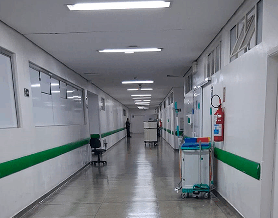 Foto de um dos corredores no Hugo apresentada pelo secretário de Saúde, durante reunião com a equipe do Tribunal