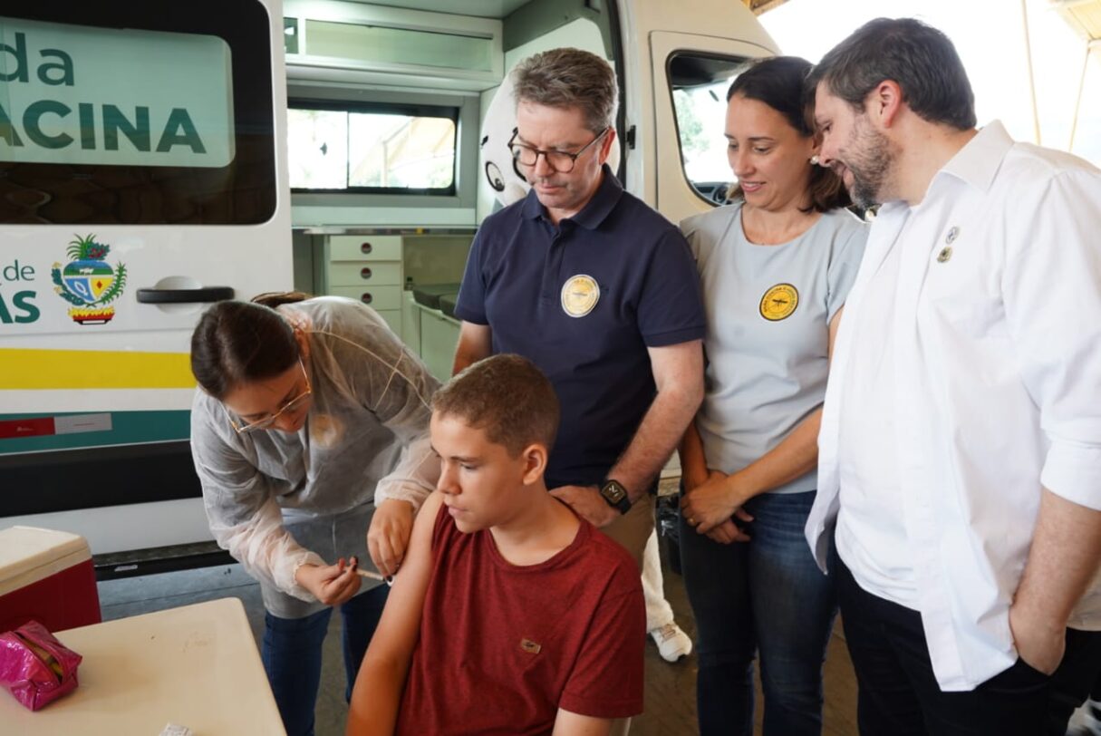 Estudante João Gabriel Silva, de 15 anos, foi vacinado com a 2ª dose de Qdenga durante o dia D contra a dengue (Foto: SES)