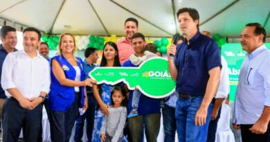 Daniel Vilela entrega chaves de casas a custo zero a famílias de baixa renda em Abadiânia (Foto: Benedito Braga e Jota Eurípedes)