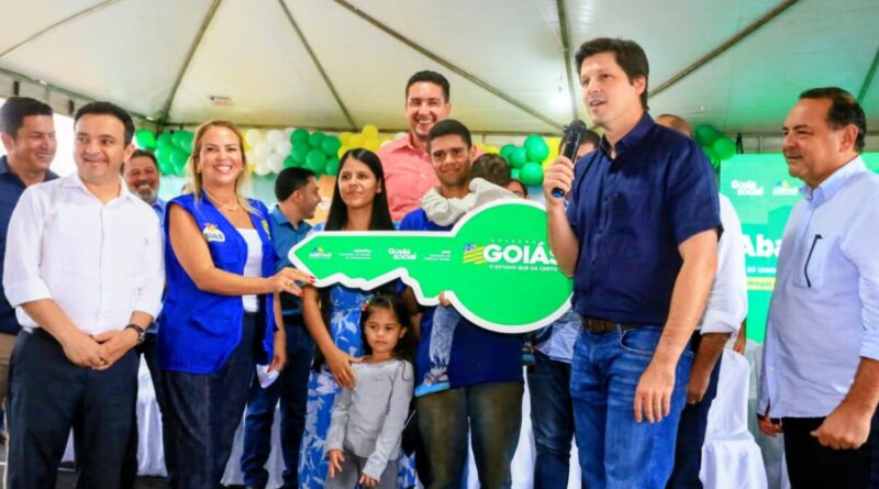 Daniel Vilela entrega chaves de casas a custo zero a famílias de baixa renda em Abadiânia (Foto: Benedito Braga e Jota Eurípedes)