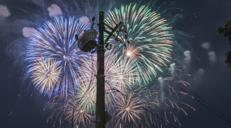 Estilhaços quentes dos fogos de artifício podem iniciar incêndios ao caírem sobre transformadores.