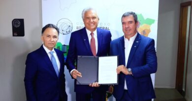 Governador transmite presidência do Consórcio Brasil Central para Eduardo Riedel em solenidade em Brasília (Foto: Walter Folador)