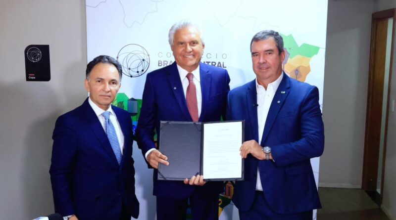 Governador transmite presidência do Consórcio Brasil Central para Eduardo Riedel em solenidade em Brasília (Foto: Walter Folador)