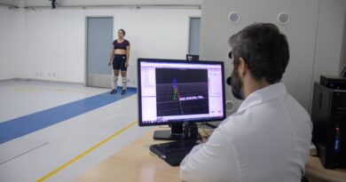 Paciente Adrielly destaca a importância da tecnologia para sua reabilitação no Crer: “Eu não conseguia fazer nada sozinha. O Laboratório de Marcha foi essencial para minha recuperação” (Foto: Klysman Prado)