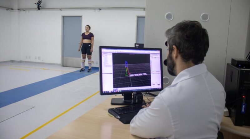 Paciente Adrielly destaca a importância da tecnologia para sua reabilitação no Crer: “Eu não conseguia fazer nada sozinha. O Laboratório de Marcha foi essencial para minha recuperação” (Foto: Klysman Prado)