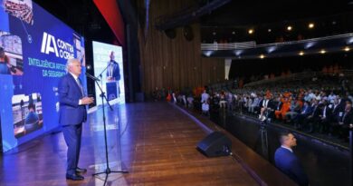 Governador Ronaldo Caiado, vice-governador Daniel Vilela e tropas da polícia goiana durante o lançamento da ferramenta IA Contra o Crime (Fotos: Wesley Costa e André Saddi)