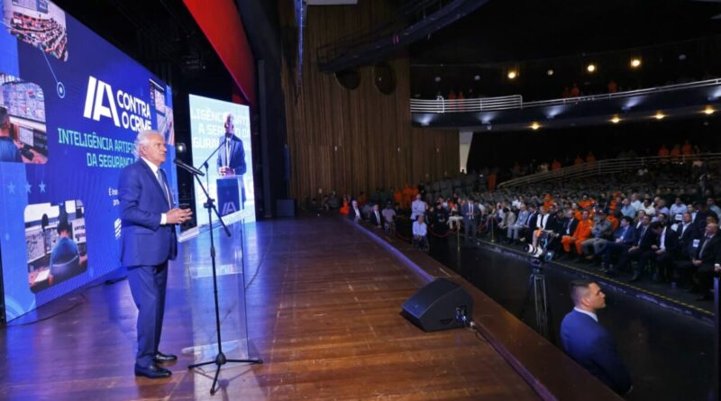 Governador Ronaldo Caiado, vice-governador Daniel Vilela e tropas da polícia goiana durante o lançamento da ferramenta IA Contra o Crime (Fotos: Wesley Costa e André Saddi)