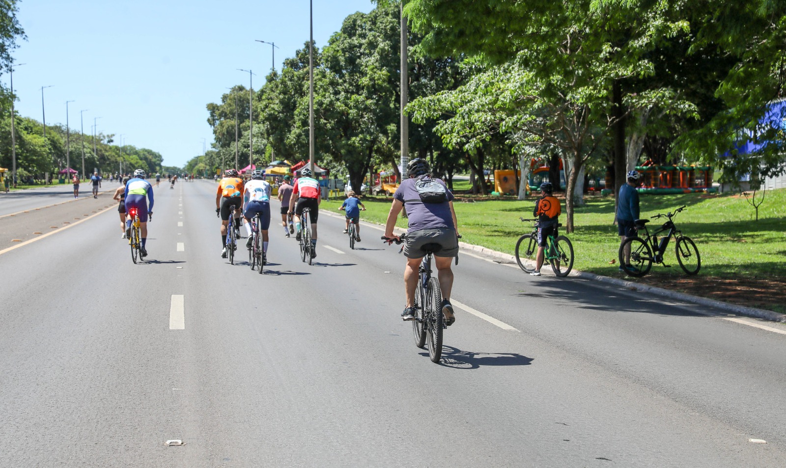 O Eixão do Lazer é um dos pontos preferidos dos ciclistas brasilienses | Fotos: Paulo H. Carvalho/Agência Brasília