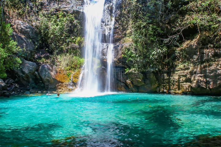 Águas cristalinas da Cachoeira Santa Bárbara, em Cavalcante (GO), atraem visitantes em busca de contato com a natureza e tranquilidade durante o Carnaval. Foto: Saulo Veiga | Goiás Turismo