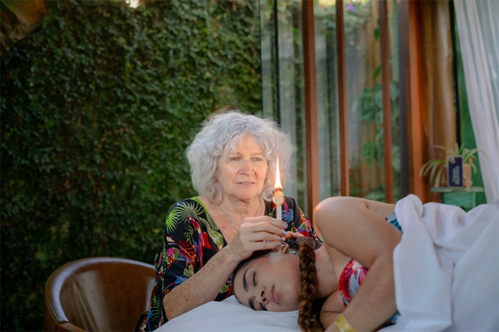 Terapia de Cone Hindu conduzida por Izamara Meyer integra as práticas de bem-estar oferecidas na Chapada dos Veadeiros.Foto: Divulgação | Visit Veadeiros