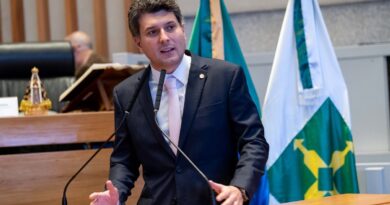 Deputado Eduardo Pedrosa (União) durante sessão plenária extraordinária.