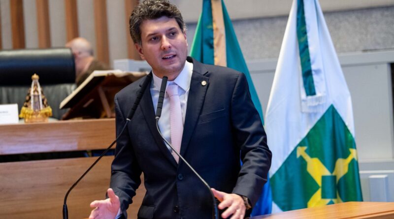 Deputado Eduardo Pedrosa (União) durante sessão plenária extraordinária.