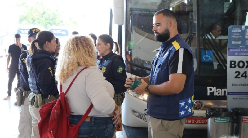 Campanha "Pule, Brinque e Cuide" orientou usuários sobre a prevenção de violações de direitos de crianças e adolescentes durante o feriado de Carnaval (Foto: AGR)