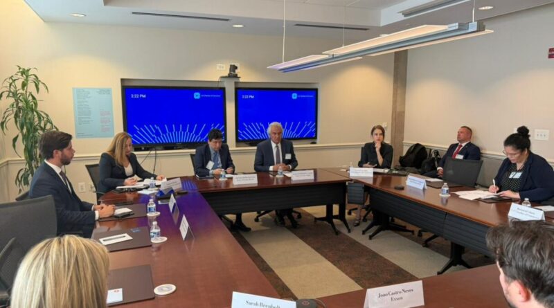 Antes da reunião com vice-secretário de Estado americano, Christopher Landau, que ocorreu a portas fechadas, governador Ronaldo Caiado participou de reunião na Câmara de Comércio dos Estados Unidos (U.S. Chamber of Commerce) (Fotos: Alexandre Parrode)