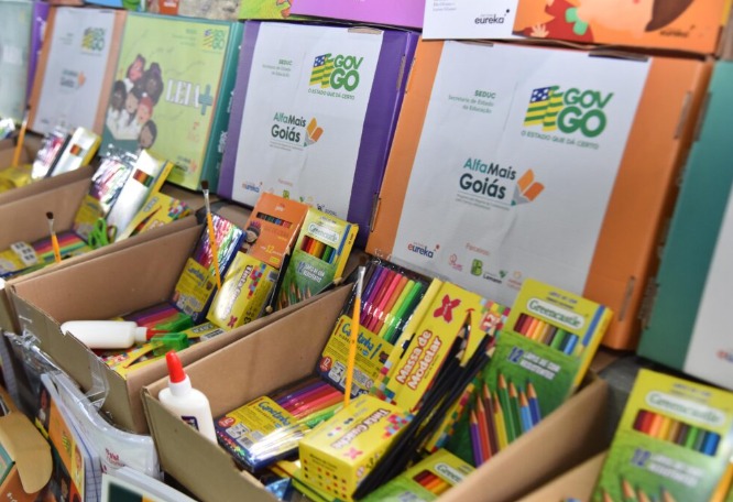 Distribuição de materiais escolares aos estudantes é uma das ações do Governo de Goiás que contribuem para garantia do direito à alfabetização no Estado (Fotos: Solimar de Oliveira/Seduc-GO)
