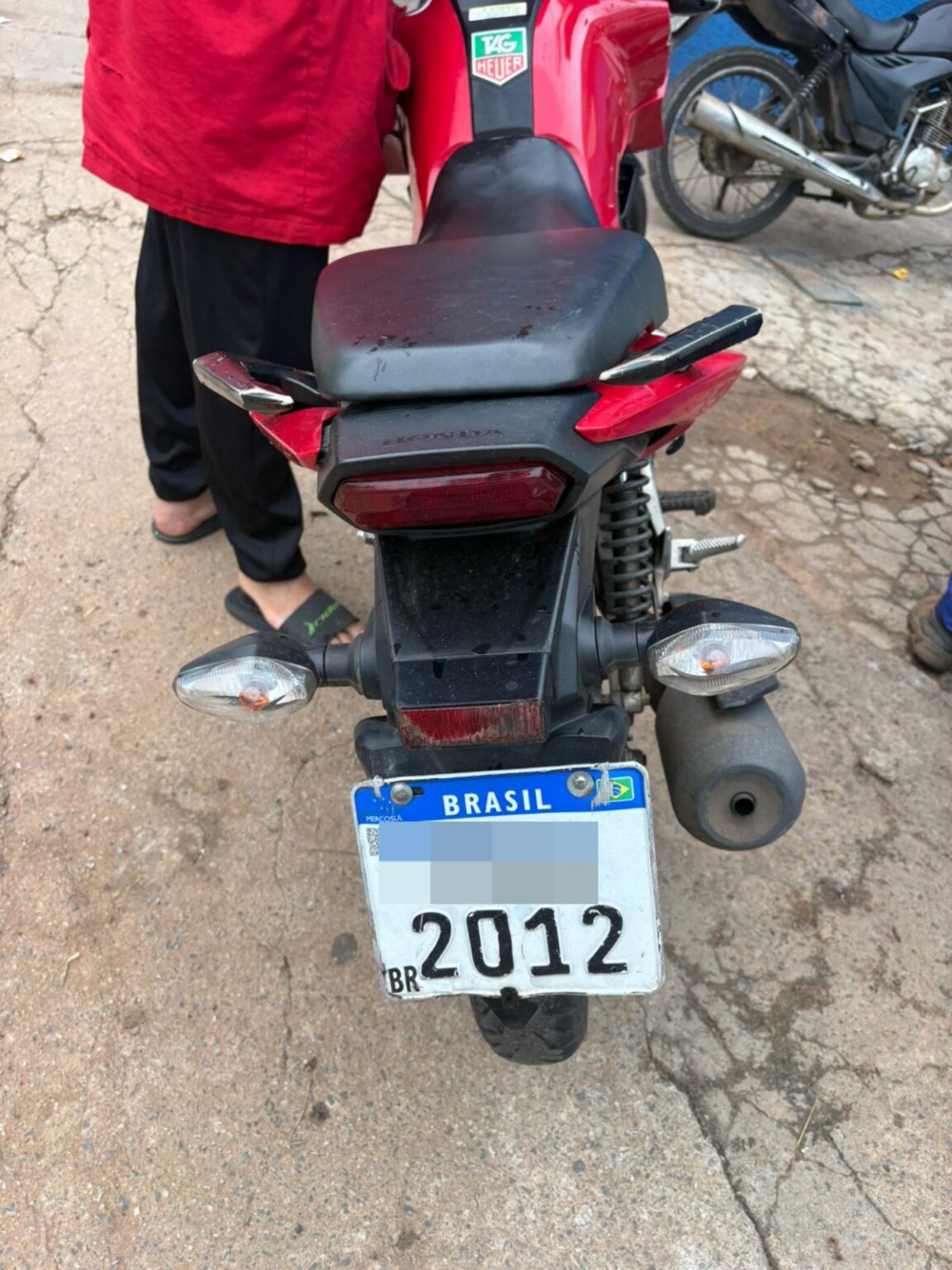 Suspeitos, após roubo de celular, tentaram escapar do sistema de inteligência adulterando A placa do veículo no qual fugiram com fita adesiva e cobrindo-a ao ao passar por radares (Fotos: SSP-GO)