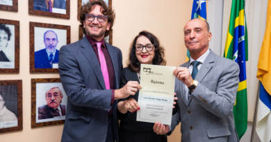 Veiga Braga recebe o diploma da AGL (Foto: TRE/GO) Fonte: A Redação - https://aredacao.com.br/desembargador-veiga-braga-toma-posse-na-academia-goiana-de-letras/