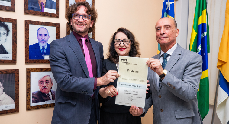 Veiga Braga recebe o diploma da AGL (Foto: TRE/GO) Fonte: A Redação - https://aredacao.com.br/desembargador-veiga-braga-toma-posse-na-academia-goiana-de-letras/