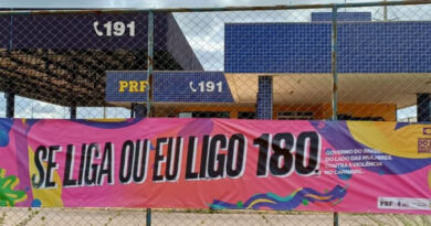 A mensagem “Se liga, ou eu ligo 180. Governo do Brasil: do lado das mulheres, contra a violência no Carnaval” está estampada nas faixas instaladas na entrada e saída de postos da PRF nas 27 capitais. Foto: Divulgação/MMulheres