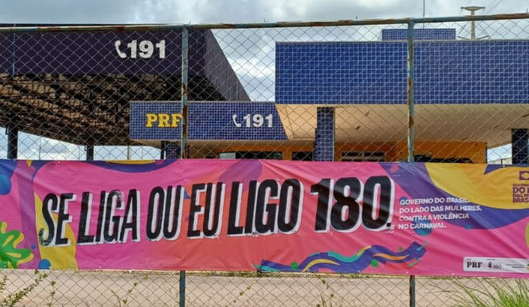 A mensagem “Se liga, ou eu ligo 180. Governo do Brasil: do lado das mulheres, contra a violência no Carnaval” está estampada nas faixas instaladas na entrada e saída de postos da PRF nas 27 capitais. Foto: Divulgação/MMulheres