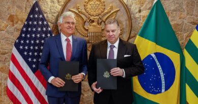 Governador Ronaldo Caiado assina memorando com o governo dos EUA visando ampliar produção de alta tecnologia de minerais críticos em Goiás (Foto: Lucas Diener)
