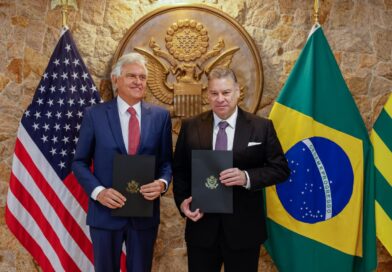 Governador Ronaldo Caiado assina memorando com o governo dos EUA visando ampliar produção de alta tecnologia de minerais críticos em Goiás (Foto: Lucas Diener)