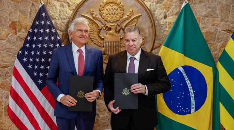 Governador Ronaldo Caiado assina memorando com o governo dos EUA visando ampliar produção de alta tecnologia de minerais críticos em Goiás (Foto: Lucas Diener)