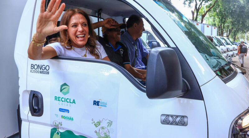 Gracinha Caiado participa da entrega de caminhões do Recicla Goiás a municípios que se habilitaram para receber os veículos (Foto: Remisson Sales e Rodrigo Cabral)