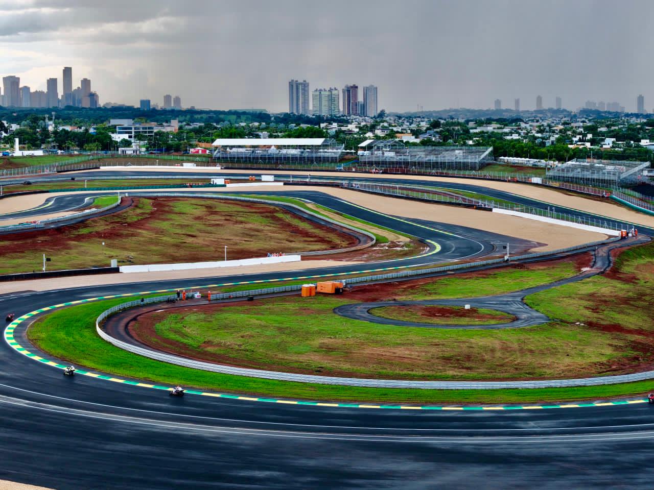 Para receber uma das etapas do MotoGP 2026, circuito do Autódromo Internacional Ayrton Senna teve seu traçado de 3.835m totalmente refeito e alargado de 12m para 15m. Pontos estratégicos e áreas de escape forma modernizados para maior segurança de pilotos, equipes e público (Foto: Secom-GO)
