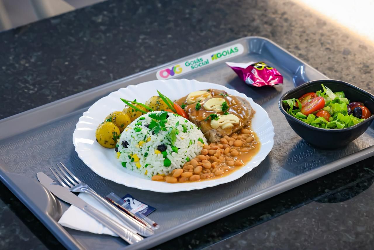 Restaurante do Bem: unidade de Trindade tem capacidade para servir até 1,5 mil refeições diárias, ao custo simbólico de R$ 2 cada (Foto: André Saddi e Romullo Carvalho)