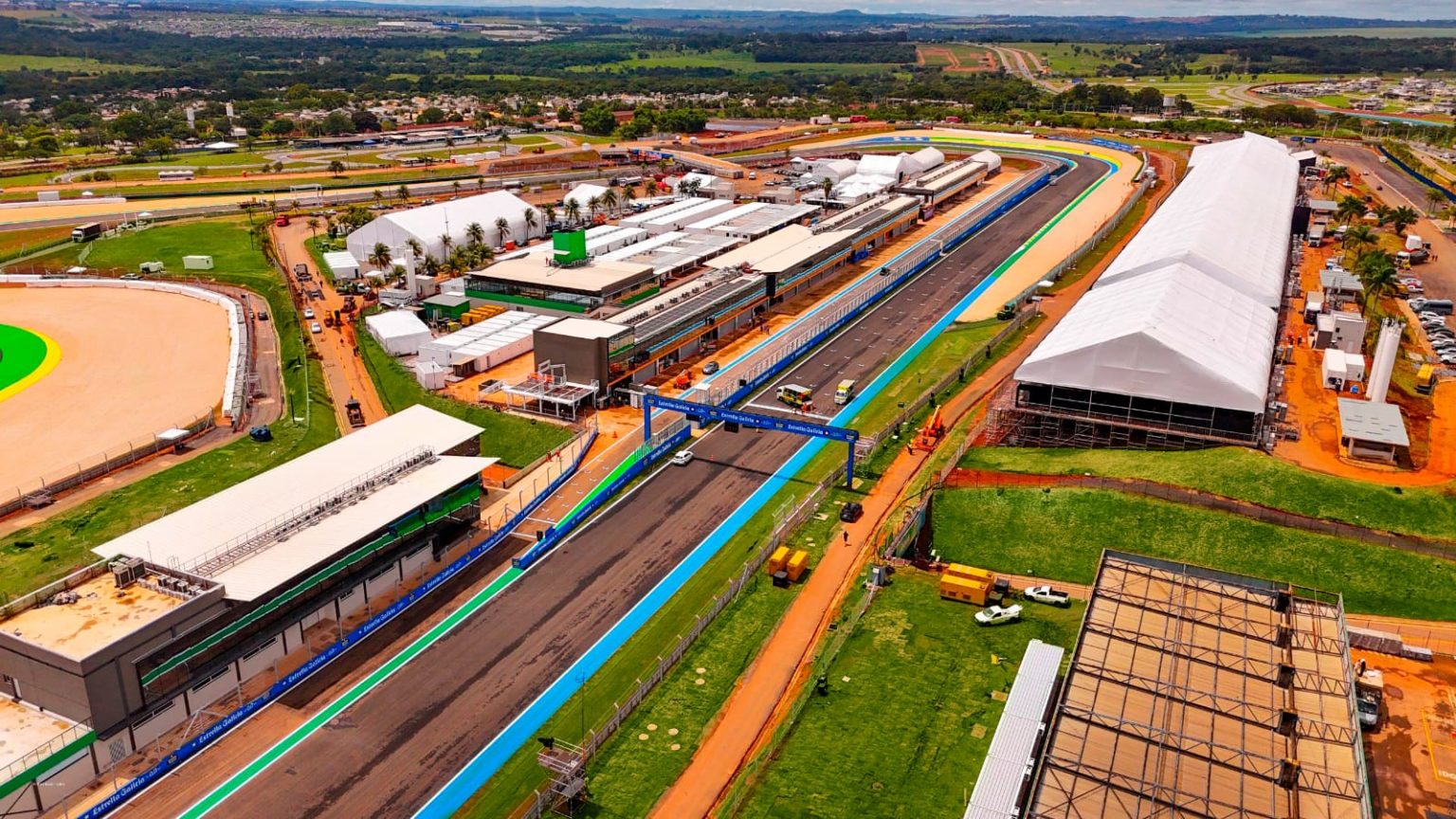 Na reta principal, foi realizado alargamento da pista, que passou de 12 para 15 metros, ampliando possibilidade de ultrapassagens mais seguras. “A maior reta do mundo hoje, em termos de velocidade”, afirmou o governador (Fotos: Secom-GO)