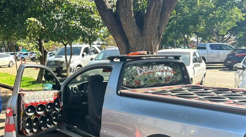 Proprietários que modificarem a estrutura do veículo para colocar som terão que fazer processo de alteração de características (Foto: Detran)