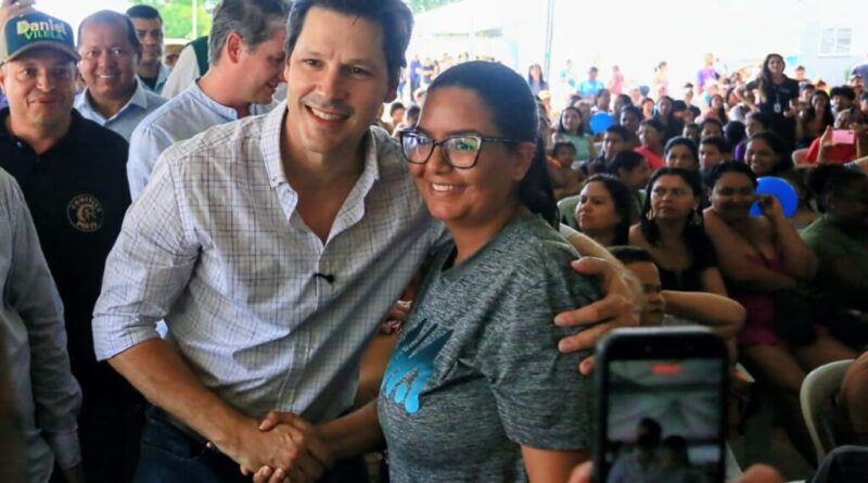Daniel Vilela entrega 825 cartões do Aluguel Social e 201 moradias em Águas Lindas, ampliando o acesso à habitação para famílias do Entorno. Foto: Benedito Braga.