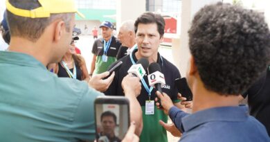 Daniel Vilela acompanha o primeiro dia de treinos livres da MotoGP, em Goiânia, e destaca o impacto do evento para o turismo, a economia e a projeção de Goiás no cenário internacional. Foto: Hegon Corrêa e Cristiano Borges.