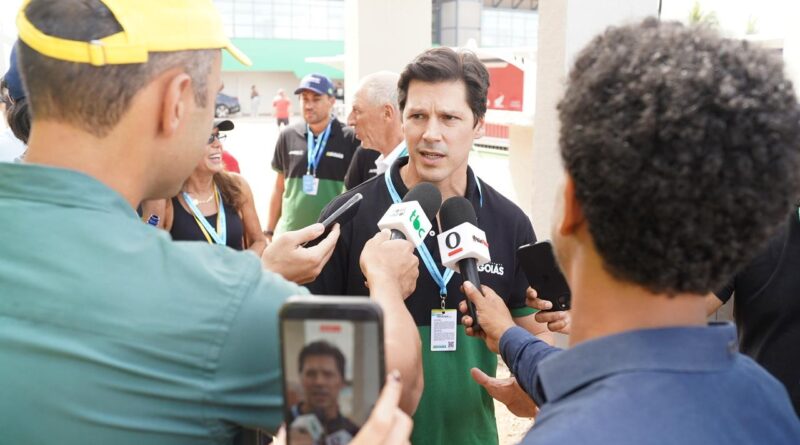 Daniel Vilela acompanha o primeiro dia de treinos livres da MotoGP, em Goiânia, e destaca o impacto do evento para o turismo, a economia e a projeção de Goiás no cenário internacional. Foto: Hegon Corrêa e Cristiano Borges.