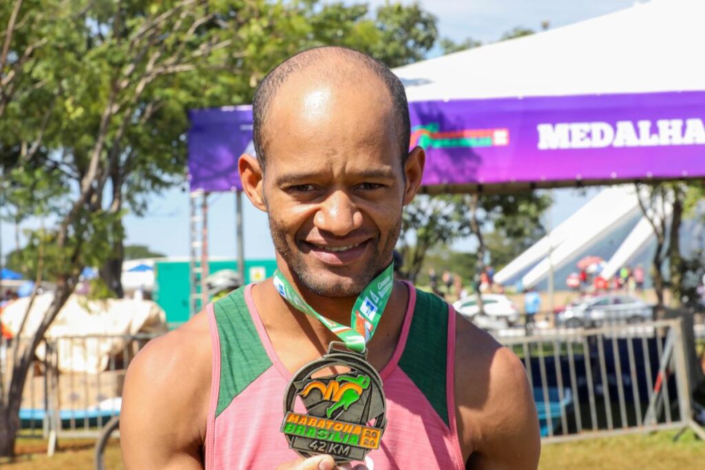 Roberto Silveira, de Minas Gerais, participou pela 16ª vez da maratona: “Estou muito feliz e pretendo voltar no ano que vem para diminuir mais um minuto no tempo”