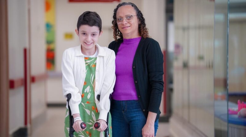 Elivânia dos Passos, moradora de Anápolis, acompanha a filha Laura, de 13 anos, em tratamento no Cora (Fotos: Iron Braz)
