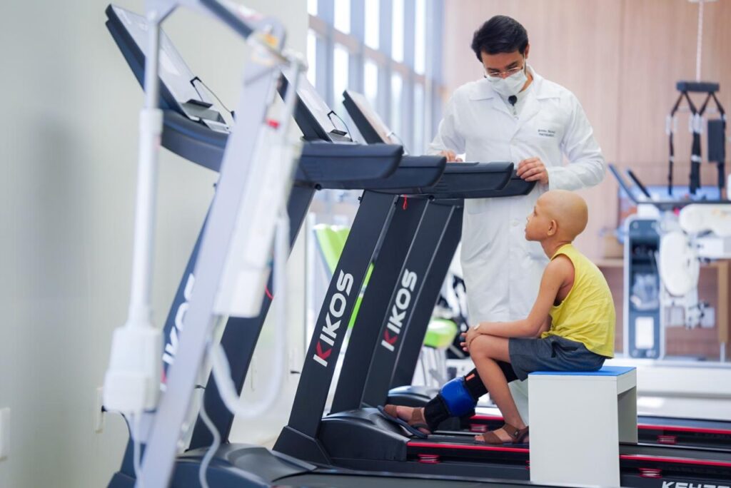 Pequeno Gael Rodrigues, de 9 anos, que trata um sarcoma na perna há oito meses, é um dos beneficiados pela fisioterapia no Cora (Fotos: Iron Braz)