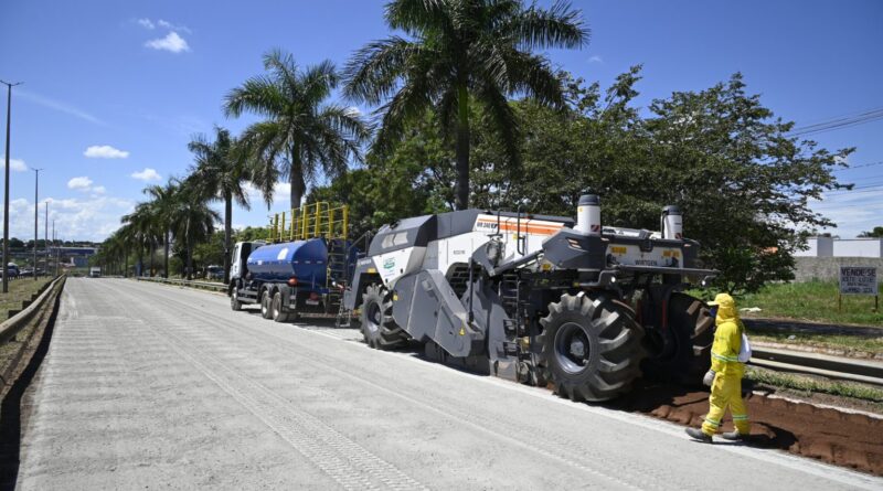 Goinfra alerta motoristas para a interdição de trechos das duas pistas, próximo ao viaduto da Castelo Branco (Foto: Frederico Augusto)