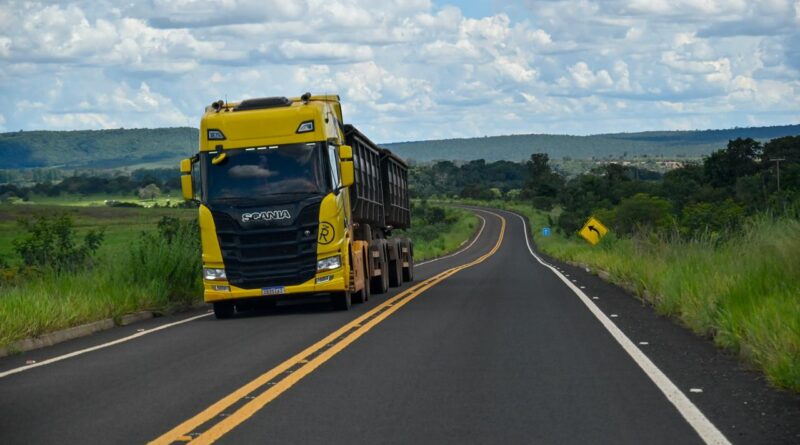 Medida é válida das 7h às 20h para caminhões com três eixos ou mais e não afeta escoamento de cargas perecíveis ou vivas (Foto: Silvano Vital)