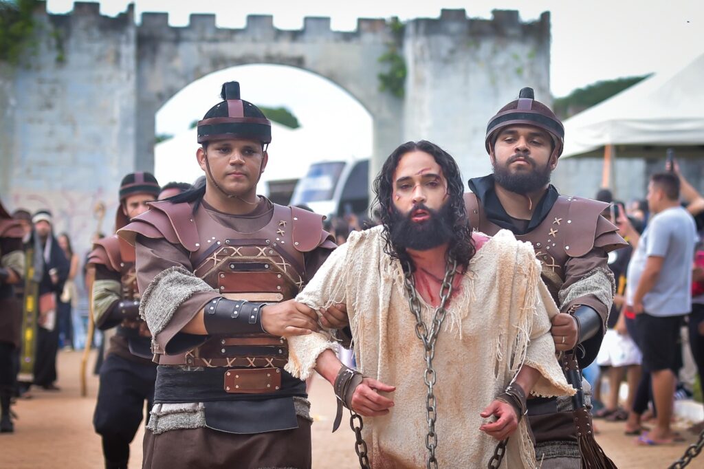 A encenação do Morro da Capelinha é um dos maiores espetáculos religiosos ao ar livre do Brasil