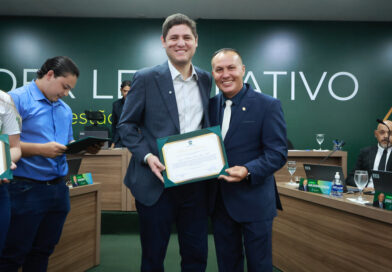 Legislativo encerra agenda de abril com entrega de Moções de Aplausos