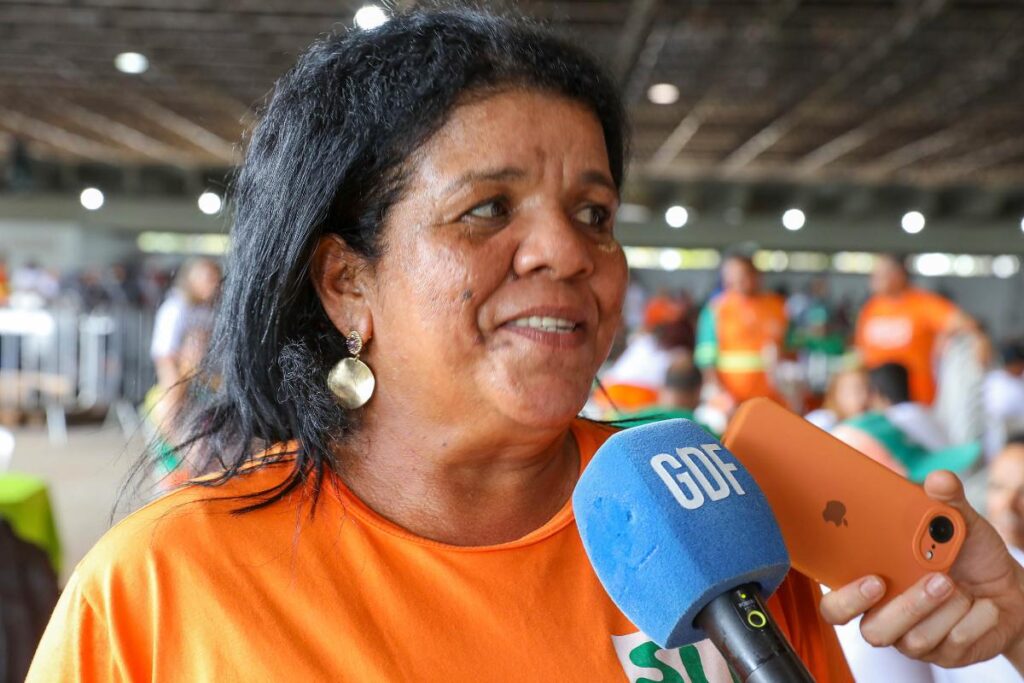 Célia Rodrigues foio sorteada com um aparelho de TV:  “Estava precisando. Durante a semana, eu falei que vinha à festa para ganhar minha televisão. E ganhei”